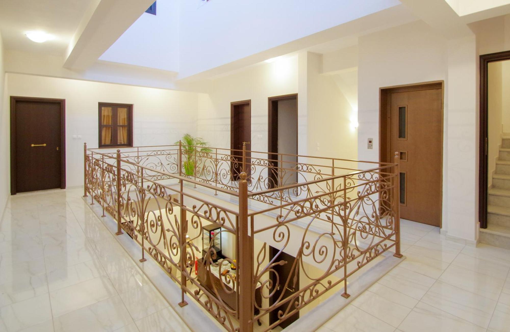 Atrium Apartment *